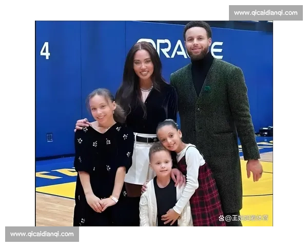 库里携妻观赛美网决赛 表情包抢镜阿耶莎妆容吸睛 库里携妻观赛美网决赛 表情包抢镜阿耶莎妆容吸睛
