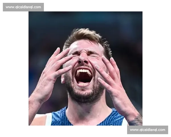 东契奇赛后 “蹭汗” 费尔南德斯 嫌弃表情成亮点